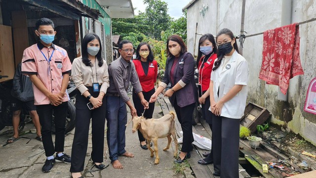 Manajemen Hotel Mercure dan Ibis Pontianak menyerahkan hewan kurban kepada Ketua RT 001 di Jalan Sutoyo. Foto: Dok Hi!Pontianak