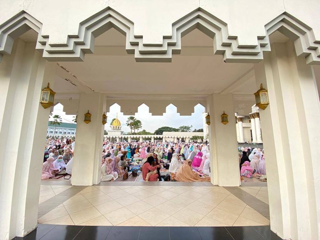Saf jemaah perempuan berada di atrium belakang Masjid Raya Mujahidin Pontianak. Foto: Teri/Hi!Pontianak