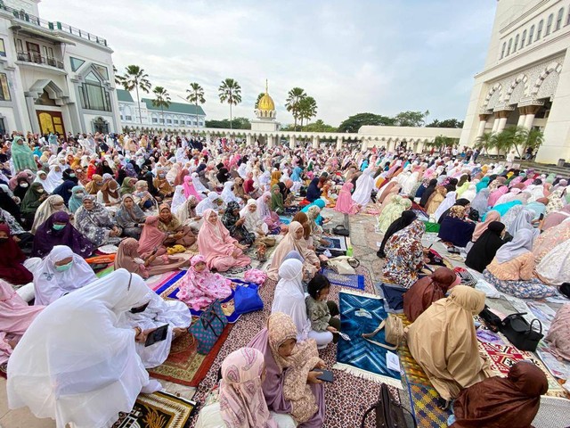 Warga mengikuti salat Idul Adha di Masjid Raya Mujahidin Pontianak dengan tertib. Foto: Teri/Hi!Pontianak