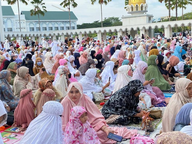 Sebelum pelaksanaan salat Idul Adha di Masjid Raya Mujahidin Pontianak, digelar acara peresmian bangunan SMA Mujahidin Pontianak. Foto: Teri/Hi!Pontianak