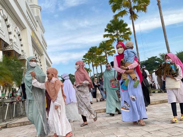 Warga bersuka cita merayakan Idul Adha di Masjid Raya Mujahidin Pontianak. Foto: Teri/Hi!Pontianak