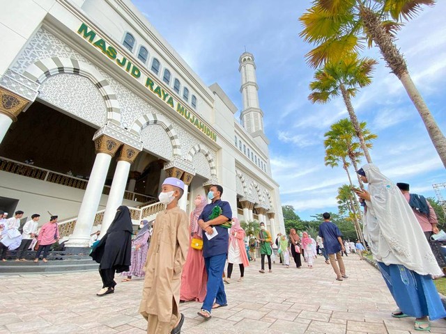 Warga mengikuti pelaksanaan salat Idul Adha di halaman Masjid Raya Mujahidin Pontianak. Foto: Teri/Hi!Pontianak
