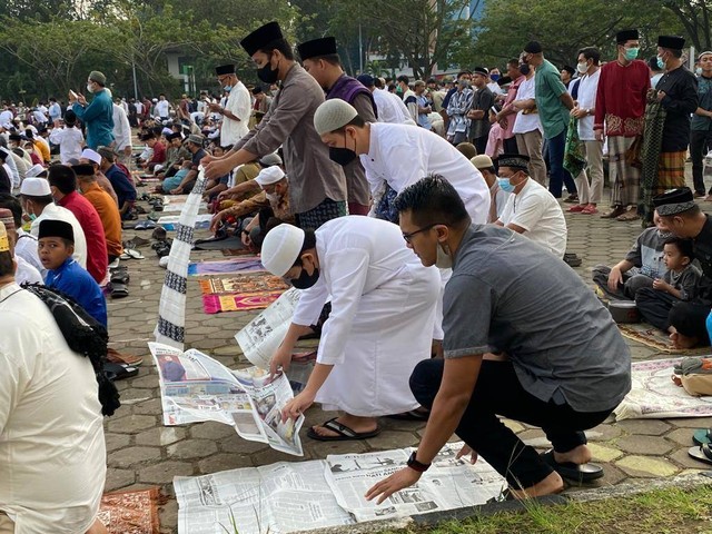 Warga menggunakan koran sebagai alas sajadah pada pelaksanaan salat Idul Adha di Masjid Raya Mujahidin Pontianak. Foto: Teri/Hi!Pontianak 