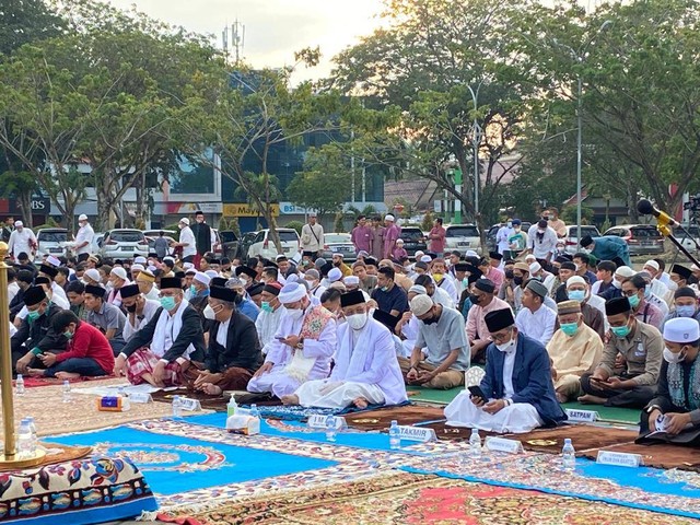 Gubernur Sutarmidji dan Sekda Kalbar Harisson, ikut serta pada pelaksanaan salat Idul Adha di Masjid Raya Mujahidin Pontianak. Foto: Teri/Hi!Pontianak