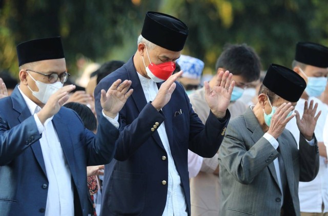 Gubernur Jawa Tengah Ganjar Pranowo saat melaksanakan salat Iduladha 1443 hijiriah di Lapangan Pancasila, Simpang Lima. Foto: Dok. Istimewa