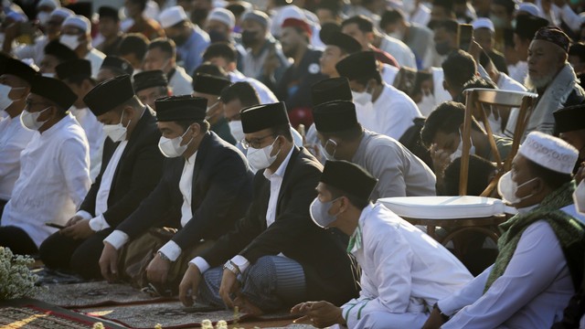 Gubernur DKI Jakarta Anies Baswedan (keempat kiri) bersama Wakil Gubernur DKI Jakarta Ahmad Riza Patria (ketiga kiri) mendengarkan khotbah usai melaksanakan Shalat Idul Adha 1443 Hijriah di Jakarta Internatioanl Stadium, Minggu (10/7/2022). Foto: Rivan Awal Lingga/ANTARA FOTO