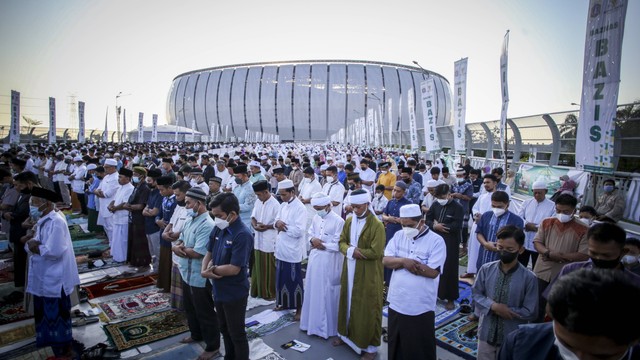 Umat Islam melaksanakan Shalat Idul Adha 1443 Hijriah di Jakarta Internatioanl Stadium, Minggu (10/7/2022). Foto: Rivan Awal Lingga/ANTARA FOTO