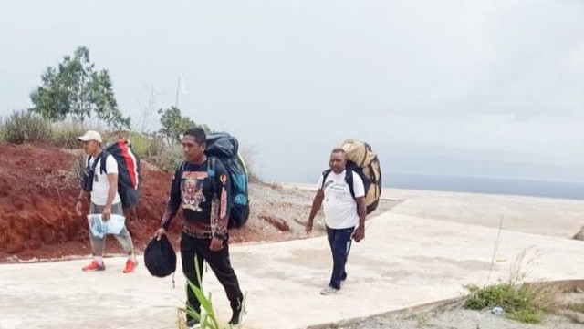 3 pilot paralayang Papua saat mempersiapkan diri lepas landas dari Rindam XVII Cenderawasih, Sentani, Distrik Sentani Kota dengan tujuan lapangan sepakbola di Stadion Barnabas Youwe Sentani. (BumiPapua.com/Alan Youwe) 