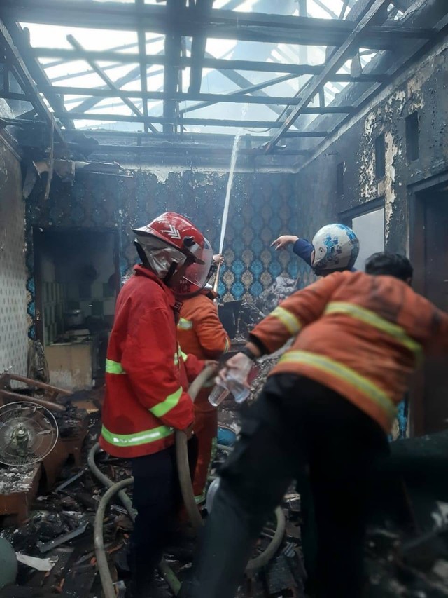 Aksi Warga Bandar Lampung Selamatkan Tetangga yang Stroke dari Kebakaran Rumah (2)