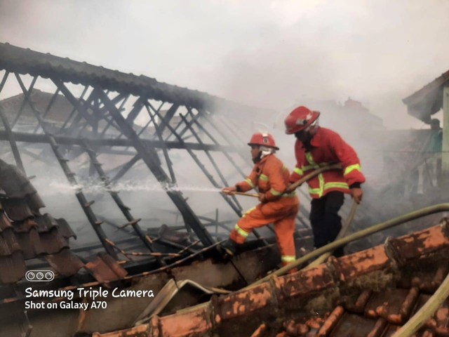 Aksi Warga Bandar Lampung Selamatkan Tetangga yang Stroke dari Kebakaran Rumah (3)