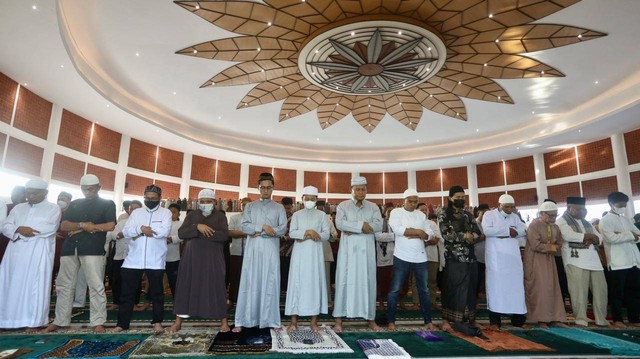 Jemaah melaksanakan salat Idul Adha perdana di masjid Tanwirun Naja atau biasa dikenal dengan masjid Tanjak. Foto: Marina/kepripedia.com