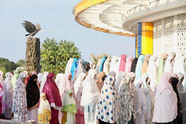 Jemaah wanita memenuhi masjid tanjak Batam hingga ke bagian halaman masjid. Foto: Marina/kepripedia.com