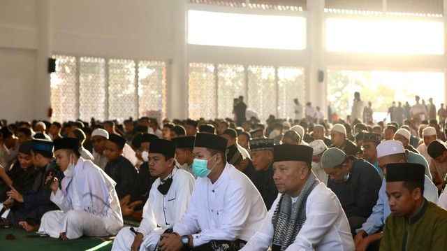 Ribuan jemaah memadati masjid Tanwirun Naja (masjid Tanjak) pada pelaksanaan salat Idul Adha 1443 Hijriah. Foto: Marina/kepripedia.com