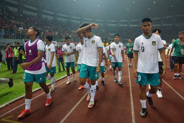 Ekspresi pemain Timnas Indonesia U-19 usai gagal Lolos ke Semifinal Piala AFF U-19 2022. Foto: Iqbal Firdaus/kumparan
