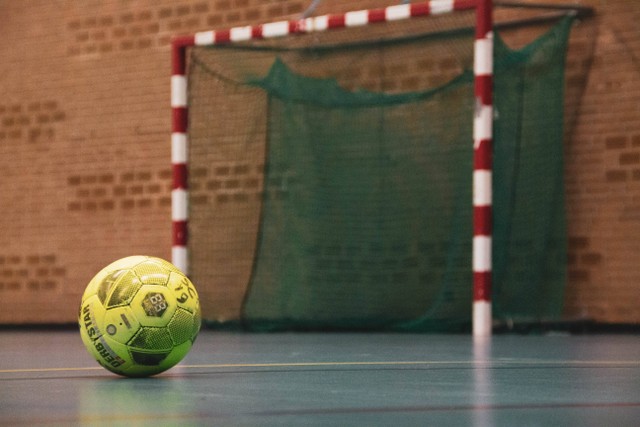 Ilustrasi lapangan futsal. Foto: unsplash