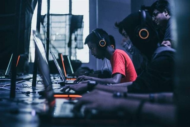 Ilustrasi gamer. Foto: Fredrick Tendong/Unsplash