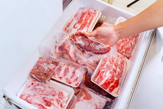 Ilustrasi daging kurban yang disimpan dalam kulkas. Foto: Pixabay