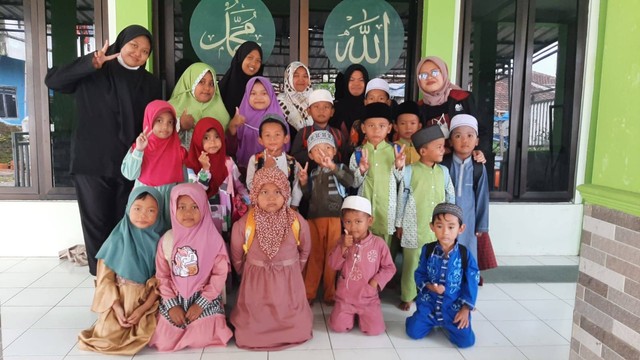 Dok. pribadi - foto bersama guru pengajar dan murid-murid TPQ Madrasah Diniyah