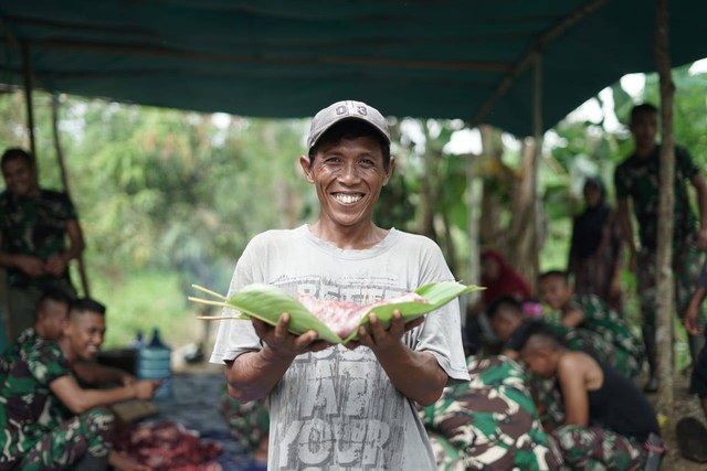 Seyum di pelosok tapal batas NKRI - Papua Nugini, sejumlah masyarakat mendapatkan daging kurban yang distribusikan oleh TNI bersama Dompet Dhuafa mensasar wilayah Papua terutama pelosok dan perbatasan NKRI. (Minggu. 10/07/2022)