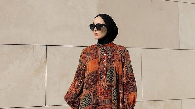 Outfit hijab dengan nuansa earth tone. Foto: Instagram.com/dilaranazanertan