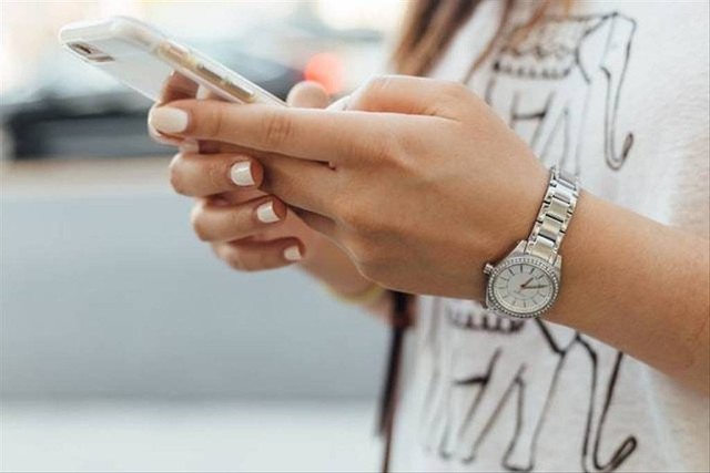 Ilustrasi pengguna Indosat. Foto: Paul Hanaoka/Unsplash