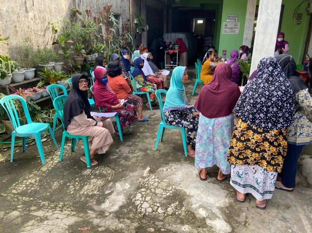 Dok. pribadi - Masyarakat Dusun Ketangi siap untuk proses pengecekan kesehatan