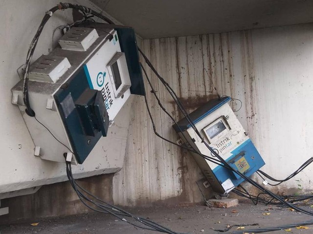 Sejumlah barang bukti di lokasi ditemukan pria tewas diduga tersetrum saat curi kabel listrik di Kebon Pala, Jakarta Timur. Foto: Dok. Istimewa