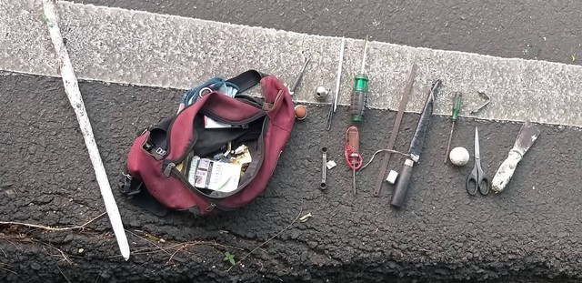 Sejumlah barang bukti di lokasi ditemukan pria tewas diduga tersetrum saat curi kabel listrik di Kebon Pala, Jakarta Timur. Foto: Dok. Istimewa