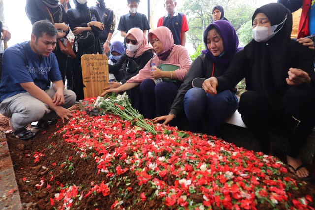 Sejumlah kerabat dan keluarga saat mengantarkan jenazah Rini S Bon Bon di TPU Kawi Kawi, Johar Baru, Jakarta, Senin, (11/7/2022). Foto: Agus Apriyanto