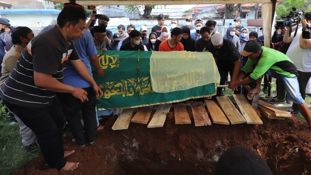Sejumlah kerabat dan keluarga saat mengantarkan jenazah Rini S Bon Bon di TPU Kawi Kawi, Johar Baru, Jakarta, Senin, (11/7/2022). Foto: Agus Apriyanto