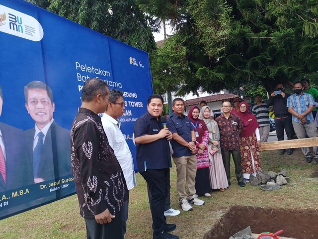 Menteri BUMN "Erick Thohir" ketika melakukan pidato dalam acara peletakan batu pertama pembangunan Perpustakaan dan Bisnis Center kampus Universitas Muhammadiyah Purwokerto/photo by : Dokpri