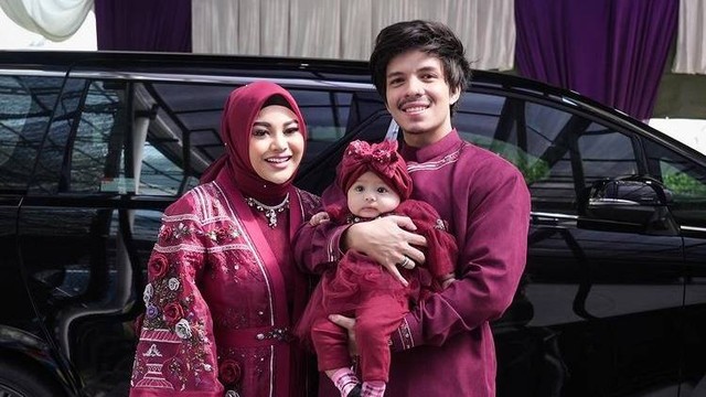 Potret kehangatan keluarga artis berhijab di Hari Raya Idul Adha 2022. Foto: Instagram.com/attahalilintar