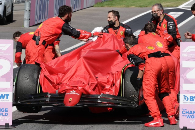 Mobil Ferrari Carlos Sainz Jr. dibawa menuju ke pit setelah mengalami insiden dalam balapan di Sirkuit Spielberg, Austria, Minggu (10/7/2022). Foto: Leonhard Foeger/REUTERS