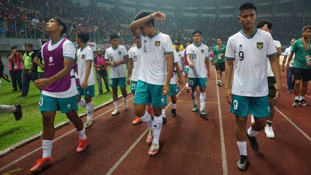 Ekspresi pemain Timnas Indonesia U-19 usai gagal Lolos ke Semifinal Piala AFF U-19 2022. Foto: Iqbal Firdaus/kumparan