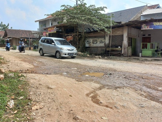 Jalan rusak di Jalan Pangeran Tirtayasa, Sukabumi, Bandar Lampung. | foto: Sinta Yuliana/Lampung Geh