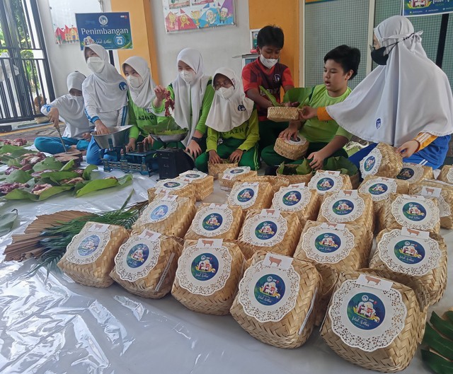 Pelaksanaan ibadah kurban murid AL Azhar Yayasan Pesantren Islam Al Azhar Jatim di Kampus Pakuwon Surabaya, Senin (11/7). Foto-foto: Masruroh/Basra