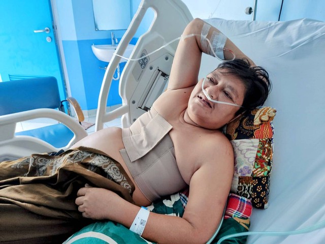 Muhammad Nadir dirawat di rumah sakit karena patah tulang rusuk setelah diserang  gajah liar. Foto: Abdul Hadi/acehkini