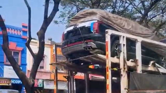 Hyundai Palisade terbaru terlihat sedang diangkut oleh sebuah truk di kawasan industri Delta Mas, Cikarang. Foto: aldi/Instagram