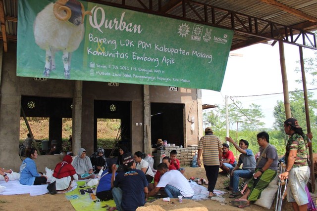Pengurus LDK PDM Kabupaten Malang bersama anggota Komunitas Embong Apik mengolah daging qurban sebelum dibagikan. (Doc. LDK PDM Kabupaten Malang)