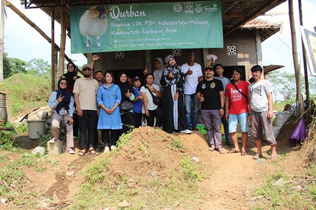 Foto bersama para pendukung kegiatan LDK Kabupaten Malang qurban bersama Komunitas Embong Apik. (Doc. LDK PDM Kabupaten Malang)