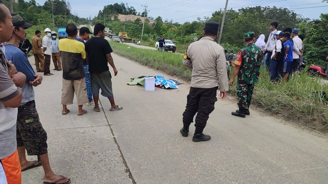 Korban tewas dalam kecelakaan motor dan truk di Balikpapan, Senin (11/7/2022).  Foto: Dok. Istimewa