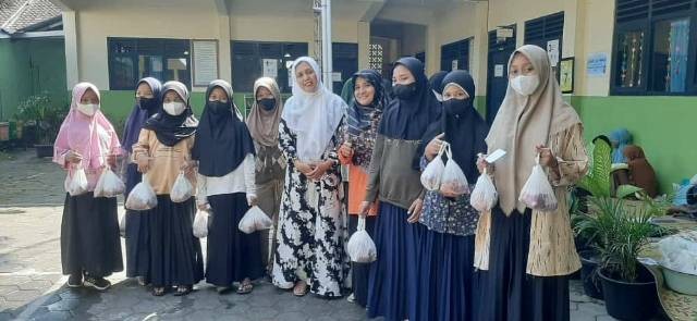 S﻿iswa SD Muhammadiyah Mlangi membagikan daging qurban kepada warga sekitar sekolah.