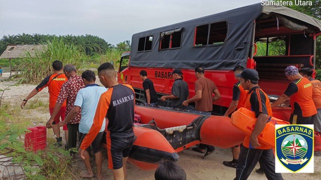 Tim SAR saat mengevakuasi jenazah bocah 9 tahun yang hanyut di Sungai Silau, di Pantai Bunga Kecamatan Seidadap, Kabupaten Asahan, Sumut, Senin (11/7/2022). Foto: Tim SAR Medan