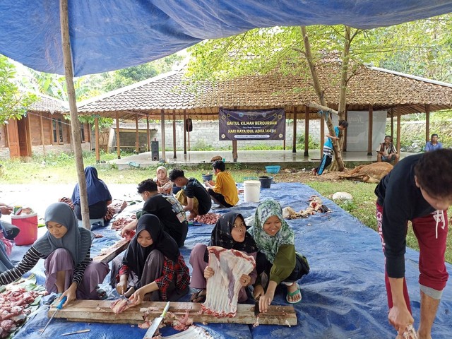 Terlihat santri sedang memotong daging hewan kurban, di daerah Bantul, DIY