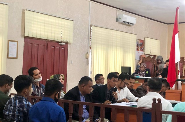 PERSIDANGAN praperadilan yang diajukan tersangka kasus korupsi BUMD diduga dilakukan oleh mantan Bupati Indragiri Hilir, Indra Mukhlis Adnan, di PN Tembilahan.