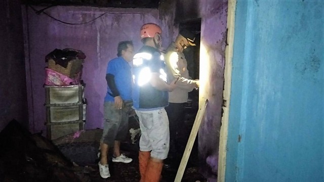 Polisi memeriksa dapur rumah warga yang terbakar di Sumber, Solo. FOTO: Agung Santoso