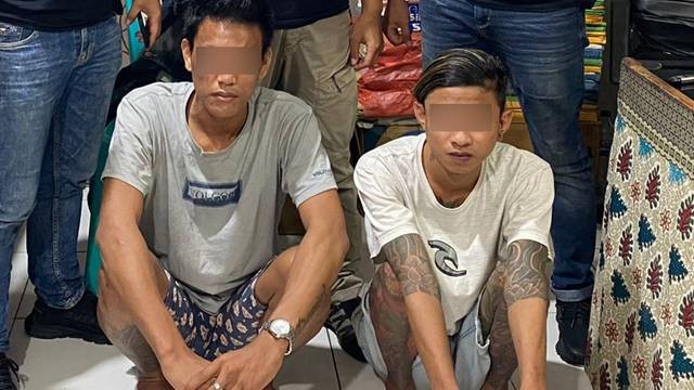 UK alias Uchan (sebelah kanan bertatto) pelaku penganiayaan terhadap sopir mikrolet berusia 76 tahun di Kota Manado.