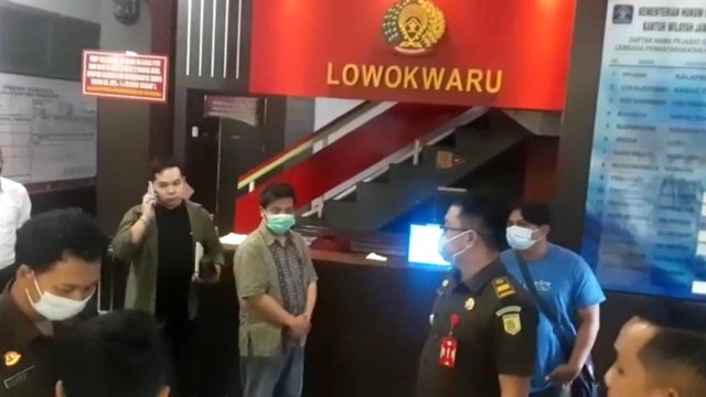 Terdakwa pelecehan seksual pemilik sekolah Selamat Pagi Indonesia (SPI) Julianto Eka Putra dibawa ke Rutan Klas 1 Malang, Senin (11/7/2022). Foto: Dok. Istimewa