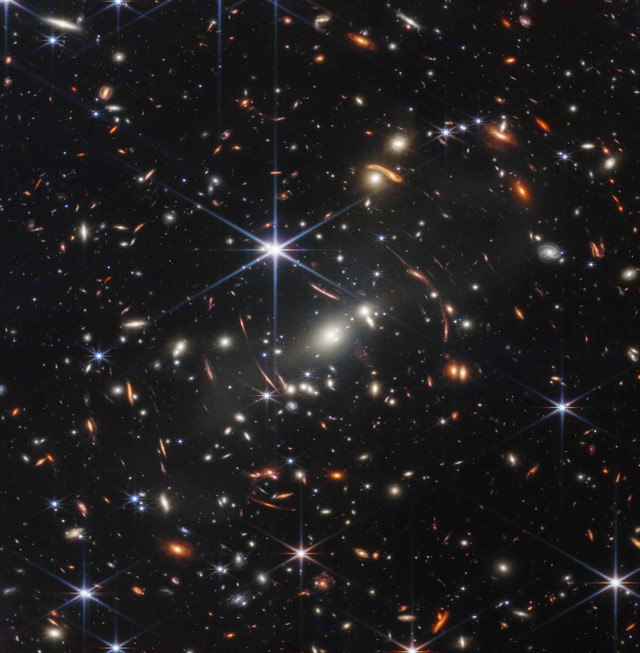 Presiden Biden rilis foto pertama Teleskop Luar Angkasa James Webb, Objek ini adalah SMACS 0723, klaster galaksi yang cahayanya mengalami pembelokan akibat gravitasi. Foto: NASA, ESA, CSA, and STScI