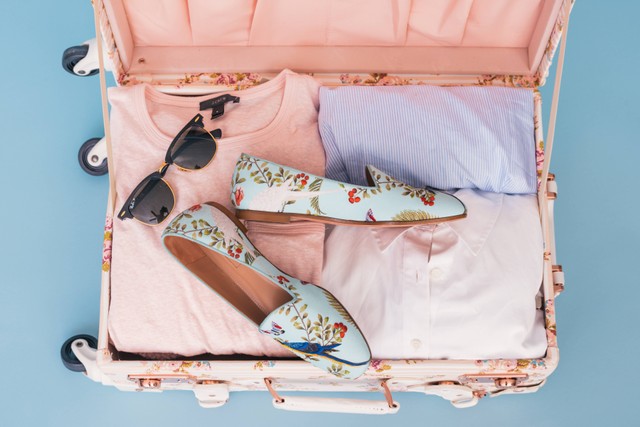 7 Cara Packing Baju di Koper agar Tidak Kusut, Foto: Unsplash/Arnel Hasanovic